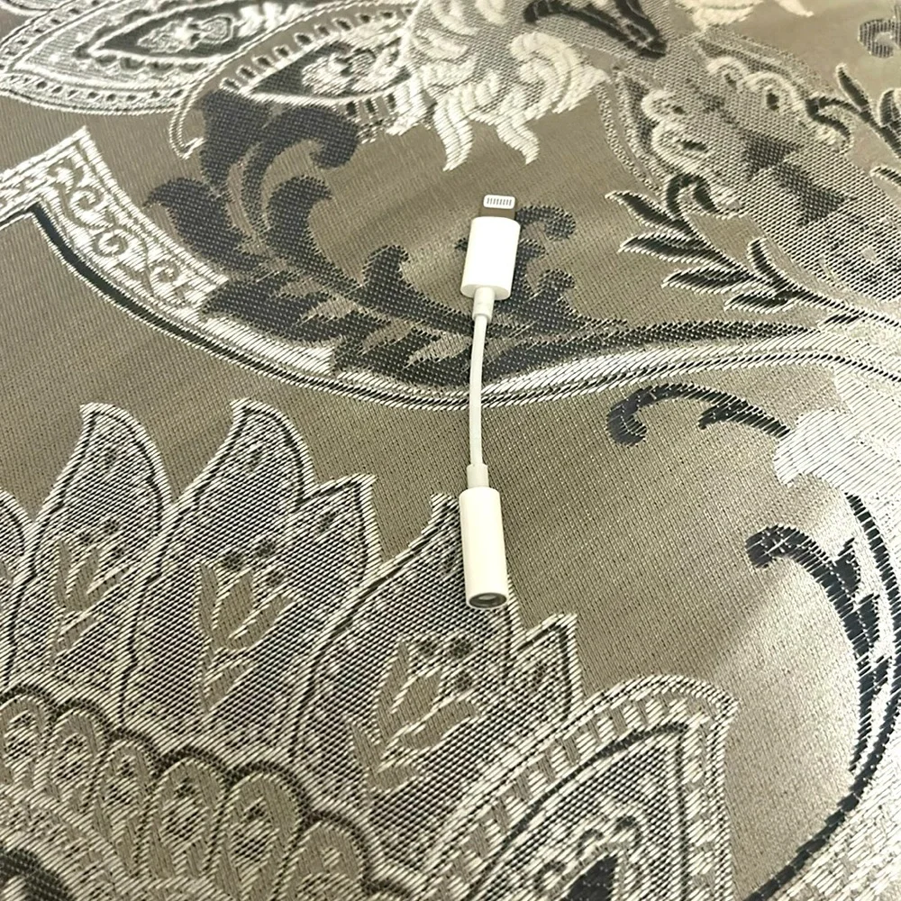Lightning to 3.5 mm Headphone Jack Adapter